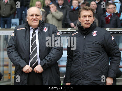 Fußball - Barclays Premier League - Aston Villa gegen Fulham - Villa Park. Fulham-Manager Martin Jol und Club-Cheftrainer Michael Lindeman (rechts) vor dem Anpfiff Stockfoto