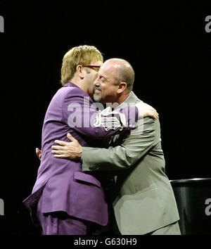 Sir Elton John (links) und der amerikanische Sänger Billy Joel umarmen sich vor dem Beginn ihres "Face to Face 2002"-Konzerts im Madison Square Garden in New York City, USA. * Sir Elton, trat mit dem amerikanischen Sänger Billy Joel in dem Konzert auf, das wegen Joels Krankheit vom 18. März neu geplant wurde. Stockfoto
