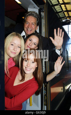 Schauspieler (l-r) Sammy Winward, Verity Rushworth, Amy Nuttal und Patrick Mower (hinten) besteigen den Zug von Kings Cross Station auf einer Reise zur Feier des 30-jährigen Bestandes von Emmerdale. Stockfoto