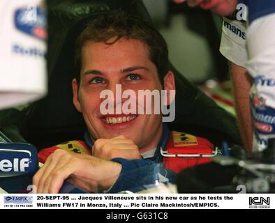 Jacques Villeneuve sitzt in seinem neuen Auto, als er den Williams FW17 in Monza, Italien, testet Stockfoto