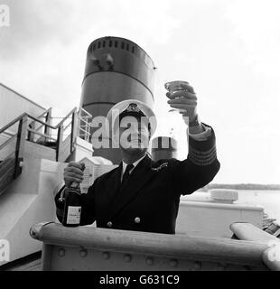 Kapitän der Queen Elizabeth Toast QE2 Stockfoto