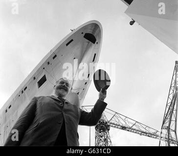 Kapitän William E Warwick, der der neue Liner beherrschen soll, unter den Bögen der Queen Elizabeth II auf Clydebank, Schottland. Stockfoto