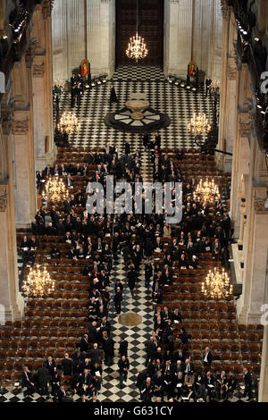 Gäste kommen zur Beerdigung von Baroness Thatcher in der St Paul's Cathedral im Zentrum von London. Stockfoto