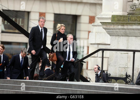 TV-Moderator Jeremy Clarkson (links) und Andrew Lloyd Webber (rechts) kommen zum Trauerdienst von Baroness Thatcher in der St Paul's Cathedral im Zentrum von London. Stockfoto