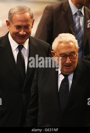 Der israelische Premierminister Benjamin Netanjahu (links) und der ehemalige US-Außenminister Henry Kissinger nehmen am Trauerdienst von Baroness Thatcher in der St. Paul's Cathedral im Zentrum von London Teil. Stockfoto