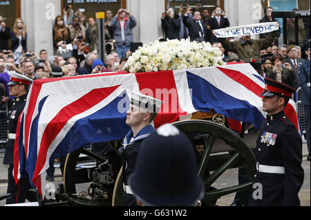 Ein Sarg mit einer EU-Flagge, der den Leichnam der ehemaligen Premierministerin Margaret Thatcher trägt, wird auf einem Waffenwagen getragen, der von der Königstruppe Royal Artillery während der feierlichen Trauerprozession von Baroness Thatcher vor ihrer Beerdigung in der St. Paul's Cathedral im Zentrum von London gezogen wird. Stockfoto