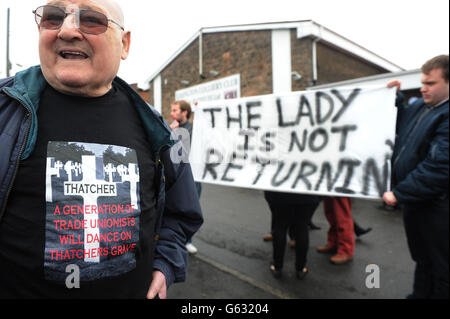 Die Bergleute kommen zum heutigen Treffen im Easington Colliery Club an, während die Beerdigung von Baroness Thatcher stattfindet. Stockfoto