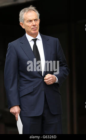 Der ehemalige Premierminister Tony Blair verlässt die feierliche Beerdigung der ehemaligen britischen Premierministerin Baroness Thatcher in der St. Paul's Cathedral. Stockfoto
