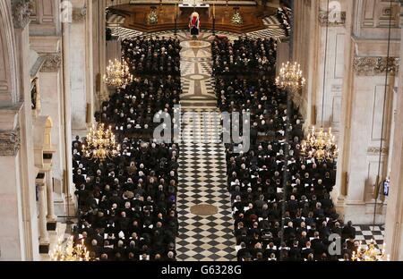 Gäste nehmen an der Beerdigungsfeier der ehemaligen Premierministerin Baroness Thatcher in der St Paul's Cathedral, London, Teil. Stockfoto