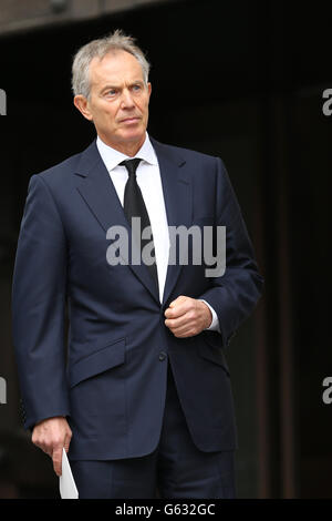 Der ehemalige Premierminister Tony Blair verlässt die feierliche Beerdigung der ehemaligen britischen Premierministerin Baroness Thatcher in der St. Paul's Cathedral. Stockfoto