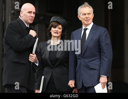 Der ehemalige Premierminister Tony Blair und seine Frau Cherie Blair verlassen die feierliche Beerdigung der ehemaligen britischen Premierministerin Baroness Thatcher in der St. Paul's Cathedral. Stockfoto