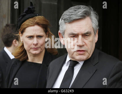 Der ehemalige britische Premierminister Gordon Brown und seine Frau Sarah verlassen den Trauerdienst von Baroness Thatcher in der St. Paul's Cathedral in London. Stockfoto