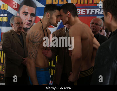 Boxen - WBO World Light-Heavyweight Championship - Nathan Claverly gegen Robin Krasniqi - Wiegen in - Wembley Arena. Der walisische Boxer Nathan stellt sich beim Einwiegen in der Wembley Arena, London, geschickt seinem Herausforderer Robert Krasniqi (rechts) gegenüber. Stockfoto