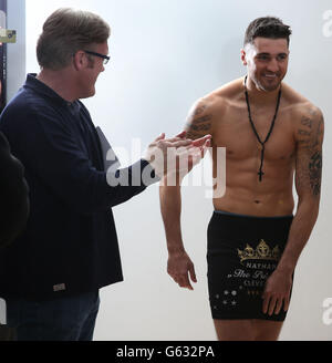 Der walisische Boxer Nathan geht geschickt auf die Waage und trägt den Rock, den ihm gestern sein Herausforderer Robert Krasniqi während der Einwaage in der Wembley Arena, London, präsentiert hat. Stockfoto