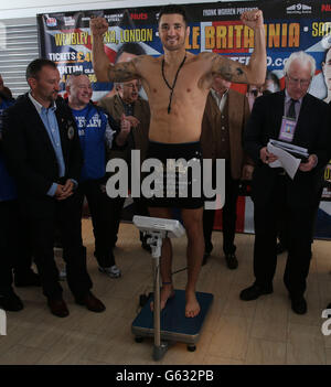 Boxen - WBO World Light-Heavyweight Championship - Nathan Claverly gegen Robin Krasniqi - Wiegen in - Wembley Arena. Der walisische Boxer Nathan war während der Einwaage in der Wembley Arena in London geschickt auf der Waage. Stockfoto