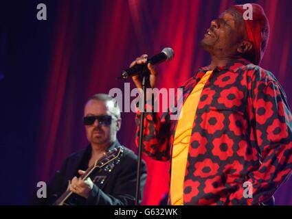 Dave Stewart und jamaikanischer Reggae-Star Jimmy Cliff bei den Proben für die MOBO (Music of Black Origin) Awards 2002, die in der London Arena in den Londoner Docklands stattfinden. Stockfoto