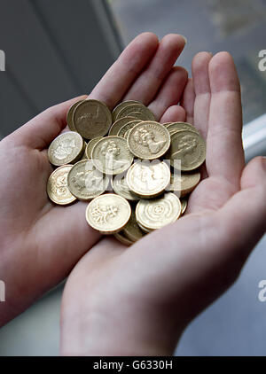 1 Münze feiert am Sonntag ihren 30. Geburtstag - obwohl das Pfund in der Tasche jetzt nicht so weit geht wie 1983. Stockfoto