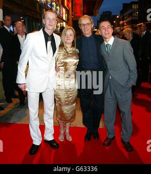 (l/r) William Ruane mit Annemarie Fulton, Ken Loach und Martin Compston bei der UK Premiere von Ken Loachs neuem Film Sweet Sixteen im UGC Cinema in Glasgow. * der schottische Film über einen 16-jährigen Jungen, der von einem Familienleben träumt, das er noch nie hatte. Stockfoto