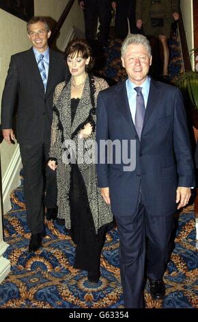 Der britische Premierminister Tony Blair (links) und seine Frau Cherie schließen sich dem ehemaligen US-Präsidenten Bill Clinton im Imperial Hotel in Blackpool an. Clinton wird auf der jährlichen Konferenz der Labour Party in Blackpool sprechen. Stockfoto