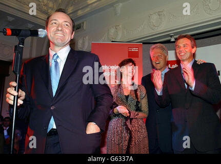 Hollywood-Star Kevin Spacey scherzt während des Empfangs des britischen Premierministers Tony Blair auf der Labour-Parteikonferenz in Blackpool, dem der ehemalige US-Präsident Bill Clinton (2. Rechts) anschließt. * Herr Clinton wird morgen, am Mittwoch, auf der jährlichen Konferenz der Labour Party in Blackpool sprechen. Stockfoto