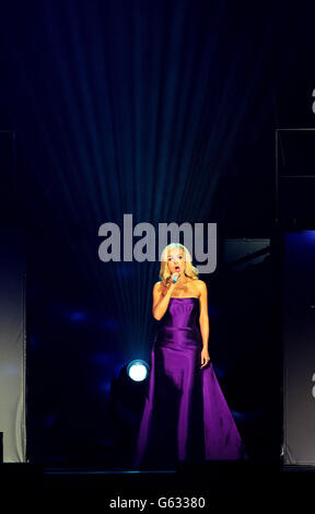 Il Divo und Katherine Jenkins durchführen in der 02 Arena - London Stockfoto