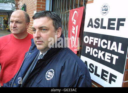 Bob Crow (links), Generalsekretär der Rail Maritime and Transport Union (RMT) und Mick Rix, Anführer von Aslef, treffen sich vor dem Bahnhof East Finchley zu Streikposten, als ein 24-stündiger Streik der U-Bahn-Mitarbeiter die Dienste in der U-Bahn lahmlegte. Mehr als 500 Züge fahren normalerweise in den Hauptverkehrszeiten, aber fast alle waren heute Morgen völlig still. Mitglieder der GMT und Aslef, die gegen eine verhängte Gehaltserhöhung von 3 % protestieren, haben Streikposten außerhalb der U-Bahn-Stationen in der gesamten Hauptstadt angebracht. Stockfoto