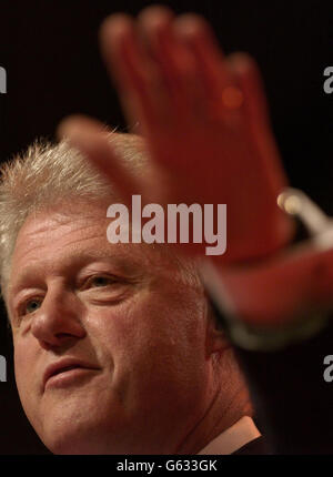 Der ehemalige US-Präsident Bill Clinton spricht vor der Labour Party Conference in Blackpool. Stockfoto