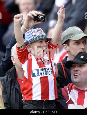 Fußball - Barclays Premier League - Sunderland gegen Everton - Stadium of Light. Ein junger Sunderland-Fan auf der Tribüne Stockfoto