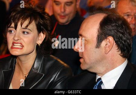 Cherie Blair, Ehefrau des britischen Premierministers Tony Blair im Gespräch mit dem Schauspieler Kevin Spacey, als ehemaliger US-Präsident Bill Clinton, spricht auf der Labour Party Conference in Blackpool. Stockfoto