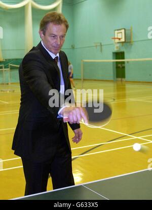 Der britische Premierminister Tony Blair spielt Tischtennis in der Collegiate High School, Blackpool. Stockfoto