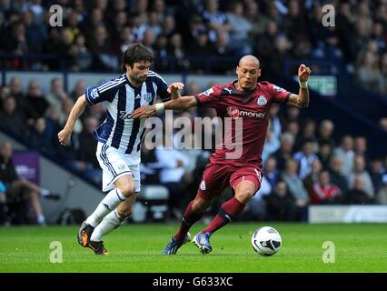 Goran Popov von West Bromwich Albion (links) und Yoan von Newcastle United Gouffran (rechts) kämpft um den Ball Stockfoto