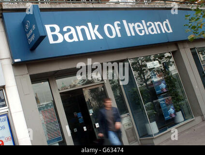 Eine Zweigstelle der Bank of Ireland in Kensington, Zentral-London, die sich an Troubled Abbey National gewandt hat, um eine an der Londoner Börse notierte Bank mit Sitz in Dublin zu gründen. In einer Erklärung an die Londoner Börse sagte die Bank of Ireland, dass sie einen vorläufigen Ansatz für Abbey in Bezug auf eine mögliche Kombination ihrer Geschäfte gemacht habe. Stockfoto