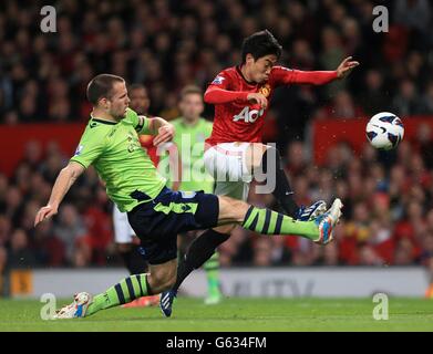 Fußball - Barclays Premier League - Manchester United / Aston Villa - Old Trafford. Ron Vlaar von Aston Villa (links) gleitet auf Shinji Kagawa von Manchester United (rechts) Stockfoto