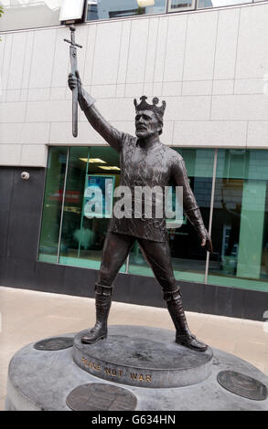 Skulptur von Richard Harris als König Artus in Camelot, Stadt Limerick, County Limerick, Irland (Eire). Stockfoto