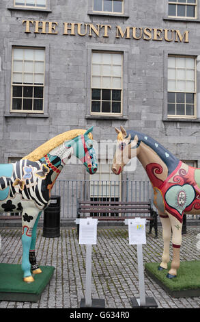 Pferd Skulpturen außerhalb The Hunt Museum in der Stadt Limerick, County Limerick, Irland (Eire). Stockfoto