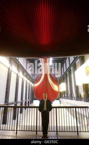 Der Künstler Anish Kapoor steht vor seiner Skulptur "Marsyas" in der Turbine Hall, Tate Modern, London. Dies ist die dritte in der Unilever-Serie von Kommissionen für die Tate. Die PVC-Membran, die sich über drei Stahlringe erstreckt, ist über 550 Fuß lang und erstreckt sich über die gesamte Länge der Halle. Stockfoto