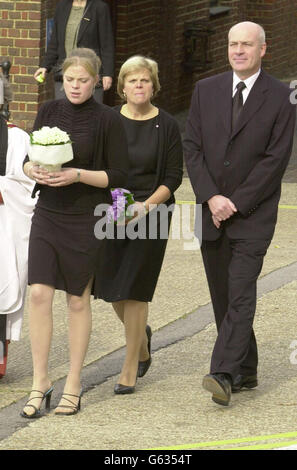 Familie und Freunde des ermordeten Schulmädchens Amanda Dowler besuchen den Dankgottesdienst für ihr Leben in der Guildford Cathedral. Amanda, 13, - auch bekannt als Milly - wurde im März auf ihrem Heimweg in Walton-on-Thames, Surrey, entführt. * Ihre Überreste wurden im letzten Monat 25 Meilen entfernt im Wald in der Nähe von Fleet, Hants, gefunden. Stockfoto