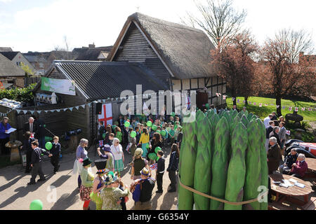 Die Menschen in Bretforton feiern den Start der britischen Spargelsaison. Eine Vielzahl von Spargelfans versammeln sich heute - St. George's Day -, um den Beginn der zweimonatigen britischen Spargelsaison, beginnend mit dem Great British Asparagus Run, exzentrisch zu feiern. Stockfoto