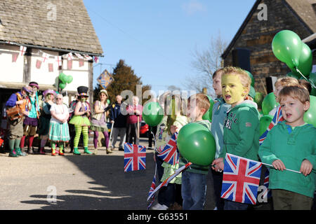 Die Kinder der Bretforton First School feiern den Start der britischen Spargelsaison. Eine Vielzahl von Spargelfans versammeln sich heute - St. George's Day -, um den Beginn der zweimonatigen britischen Spargelsaison, beginnend mit dem Great British Spargel Run, exzentrisch zu feiern. Stockfoto