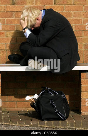 Boris Johnson MP macht eine Pause von der Tory Party Conference in Bournemouth. 13/11/2004 Boris Johnson, der Samstag 13 2004. November war, entlassen von der konservativen Frontbank inmitten neuer Anschuldigungen über sein Privatleben, sagte ein Sprecher für Tory Führer Michael Howard. Stockfoto