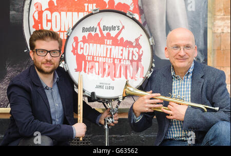 Regisseur Jamie Lloyd (links) und Autor Roddy Doyle im Palace Theatre im Zentrum von London für den Pressevorstart der Show Commitments, der West End-Show nach Doyles Roman, die ab dem 21. September 2013 für Vorschauen geöffnet sein wird. Stockfoto