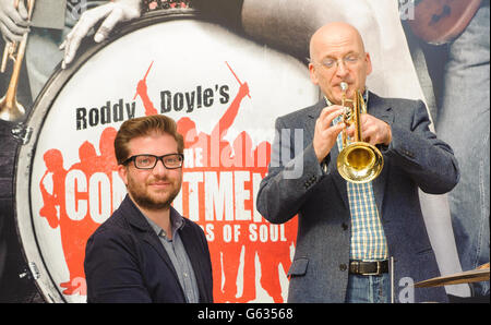 ALTERNATIVER ERNTEGUT. Regisseur Jamie Lloyd (links) und Autor Roddy Doyle im Palace Theatre im Zentrum von London für den Pressevorstart der Show Commitments, der West End-Show nach Doyles Roman, die ab dem 21. September 2013 für Vorschauen geöffnet sein wird. Stockfoto