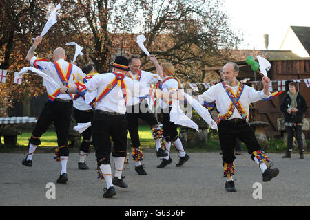 Morris-Tänzer feiern den Start der britischen Spargelsaison. Eine Vielzahl von Spargelfans versammeln sich heute - St. George's Day -, um den Beginn der zweimonatigen britischen Spargelsaison, beginnend mit dem Great British Asparagus Run, exzentrisch zu feiern. Stockfoto