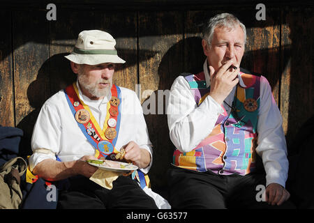 Morris-Tänzer Philip Keatley von Willersey (links) und Kevin McLeish von Pebworth (rechts) machen eine Pause, während sie den Start der britischen Spargelsaison feiern. Eine Vielzahl von Spargelfans versammeln sich heute - St. George's Day -, um den Beginn der zweimonatigen britischen Spargelsaison, beginnend mit dem Great British Spargel Run, exzentrisch zu feiern. Stockfoto