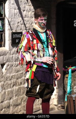 Eine morris-Tänzerin macht beim Start der britischen Spargelsaison eine Pause. Eine Vielzahl von Spargelfans versammeln sich heute - St. George's Day -, um den Beginn der zweimonatigen britischen Spargelsaison, beginnend mit dem Great British Spargel Run, exzentrisch zu feiern. Stockfoto