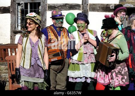 Die Menschen in Bretforton feiern den Start der britischen Spargelsaison. Eine Vielzahl von Spargelfans versammeln sich heute - St. George's Day -, um den Beginn der zweimonatigen britischen Spargelsaison, beginnend mit dem Great British Asparagus Run, exzentrisch zu feiern. Stockfoto