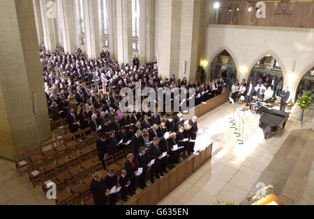 Familie und Freunde des ermordeten Schulmädchens Amanda Dowler besuchen den Dankgottesdienst für ihr Leben in der Guildford Cathedral. Amanda, 13, - auch bekannt als Milly - wurde im März auf ihrem Heimweg in Walton-on-Thames, Surrey, entführt. * Ihre Überreste wurden im letzten Monat 25 Meilen entfernt im Wald in der Nähe von Fleet, Hants, gefunden. Stockfoto