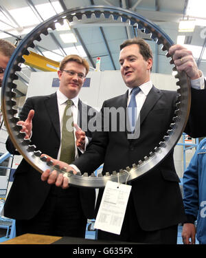 Der Schatzkanzler George Osborne und der Chief Secretary of the Treasury Danny Alexander bei einem Besuch der CNC-Fräsektion bei Castle Precision Engineering in Glasgow nach der Einführung des Scotland Analysis Paper zur Währungs- und Währungspolitik in Glasgowl. Stockfoto