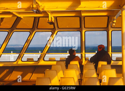 Grafik Foto 2 Passagiere auf Fähre, die über Puget Sound f Seattle nach Winslow, Bainbridge Island, Washington; USA Stockfoto