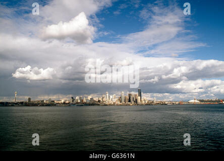 Seattle Skyline von Puget Sound betrachtet; Seattle; Washington; USA Stockfoto